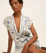 Mono corto de tricolina con estampado de cocoteros, cuello en V y lazo lateral.