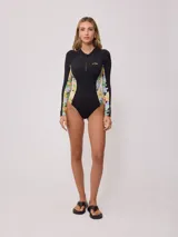 Malla entera negra de manga larga con cierre frontal y estampado floral en los laterales.