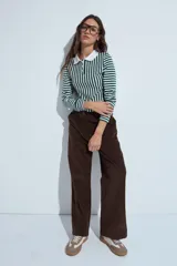 Pantalón de pana de corte amplio y relajado, con textura acanalada y diseño de tiro medio.