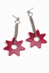 Aros colgantes con cadena plateada y dije en forma de estrella de siete puntas color fucsia con glitter.