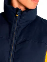 Chaleco puffer azul marino Caterpillar, modelo Arctic Zone Vest, con diseño acolchado horizontal, cierre frontal con cremallera y cuello alto.