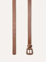 Cinturón fino de cuero sintético color beige, con hebilla metálica rectangular revestida al tono.