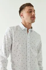 Camisa de manga larga con estampado de figuras geométricas en tonos beige y negro, confeccionada en tejido estilo lino.