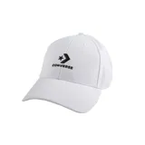 Gorra de béisbol blanca con logo Converse Star Chevron bordado en negro. Tiene visera precurvada y correa trasera ajustable con hebilla en T.
