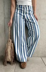 Jean estilo wide leg con diseño rayado en color celeste y blanco, de tiro alto y corte ancho en las piernas.