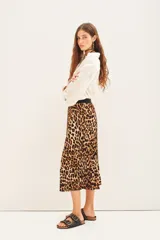 Falda midi plisada con estampado animal print de leopardo, con cintura elástica negra.