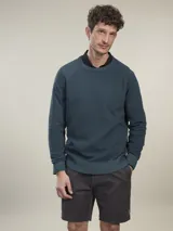 Sweater de punto color azul marino con cuello redondo y mangas raglán.