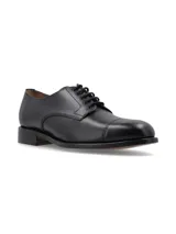 Zapato tipo Oxford de cuero negro con cordones, diseño de puntera reforzada y suela de bloque bajo.