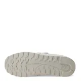Championes urbanos New Balance modelo 373, color gris claro con detalles en beige y blanco. Confeccionados en una combinación de gamuza y malla, presentan el logo "N" característico en los laterales y una suela de goma con entresuela amortiguada.