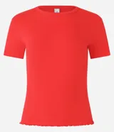 Blusa básica de manga corta y cuello redondo, confeccionada en viscosa texturizada de canalé con elastano y detalle de terminación ondulada en el bajo.