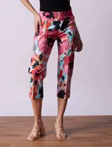 Pantalón capri de gabardina elastizada estampada, marca Zac & Rachel, con pretina ancha elastizada.