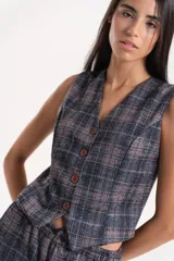 Chaleco sastrero de diseño italiano, con estampado a cuadros en tonos marrones y grises. Presenta escote en V, cierre frontal con botones y un corte entallado.