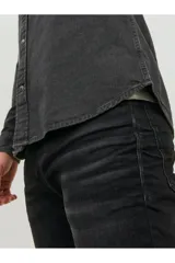 Camisa de denim gris oscuro con cuello clásico, cierre con botones y corte slim.