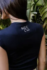 Top negro de algodón, corte ajustado, mangas cortas y cuello redondo.