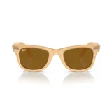 Lentes de sol Ray-Ban modelo Wayfarer, con montura color crema con vetas marrones y lentes marrones.