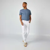 Jean de corte slim en color blanco, con diseño clásico de cinco bolsillos, cierre frontal con botón y cremallera.