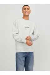 Buzo de cuello redondo y manga larga, confeccionado en tejido de bucle color gris melange. Presenta un corte relajado y un pequeño estampado tipográfico en el centro del pecho.