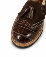 Mocasín tipo Oxford de diseño europeo, confeccionado en una combinación de texturas de cuero que incluye gamuza y cuero con textura croco. Presenta detalles de costuras visibles, elásticos laterales para un calce cómodo y un pequeño taco foliado de 2 cm con suela de goma antideslizante.