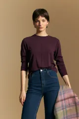 Remera de manga larga con cuello redondo y costura central vertical en el frente. Presenta un diseño minimalista de calce cómodo y caída fluida.