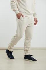 Pantalón jogging de corte ajustado, con cintura elástica y puños elastizados en los tobillos. Presenta un diseño minimalista en color gris oscuro, ideal para un look urbano y deportivo.