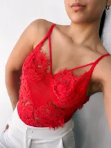 Body de encaje rojo con breteles finos y escote en V.