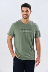 Remera de algodón verde militar, de manga corta, con cuello redondo y diseño con texto bordado en el pecho.