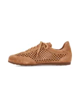 Sneaker de cuero gamuza color tostado, con diseño perforado en los laterales y empeine, cordones tono sobre tono y suela de goma.