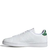 Championes urbanos Adidas modelo Advantage, color blanco con detalles en verde en la lengüeta y el talón. Presentan perforaciones laterales que forman las tres bandas características de la marca y suela de goma blanca.