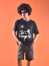 Remera negra con diseño estampado de Mickey Mouse en color blanco con estilo de dibujo animado clásico y texto "Oh Boy".