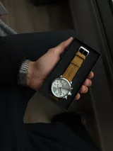 Reloj Poedagar Chronograph 932 de hombre, con caja de acero inoxidable plateada, esfera blanca con subesferas y correa de cuero tostado.