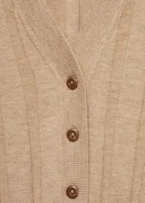 Cardigan de punto fino en color beige, con cuello en pico, cierre frontal con botones y diseño recto de manga larga.