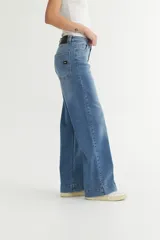 Pantalón de jean azul de corte holgado, con cintura alta y cierre frontal con botones.