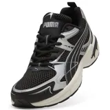 Championes Puma modelo Milenio Tech 2000 Reflect-X, de diseño deportivo con capellada de malla negra y superposiciones metalizadas en color plata. Cuenta con entresuela amortiguada en tono blanco roto.