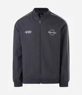 Campera deportiva de helanca color gris oscuro, con diseño de raya diplomática fina, cuello bomber, cierre frontal y bordados en el pecho.