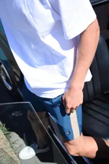 Short de baño azul marino liso con logo de la marca en la pierna izquierda.