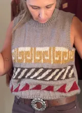 Chaleco de punto sin mangas con cuello redondo, diseño de franjas horizontales con patrones geométricos en tonos beige, mostaza, marrón y rojo.