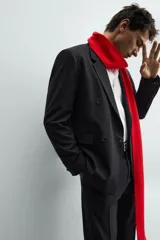 Blazer de corte regular fit confeccionado en tejido con lana, con diseño de raya diplomática. Presenta cuello con solapas de pico, cierre frontal de botonadura cruzada, bolsillos de solapa en la cadera, bolsillo interior y abertura central en la espalda.