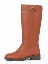 Bota de cuero color marrón con caña alta, punta redonda y hebilla decorativa en la parte superior.