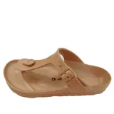 Sandalias de dedo color beige, con hebilla lateral ajustable.