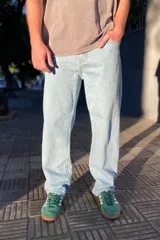 Pantalón de jean celeste de corte amplio y estilo baggy.