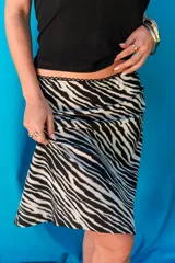 Pollera midi de viscosa con estampado animal print tipo leopardo y silueta ajustada.