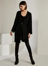 Pantalón de cuero negro, corte skinny, tiro alto, con cierre de botón y cremallera, bolsillos delanteros y acabado cosido.