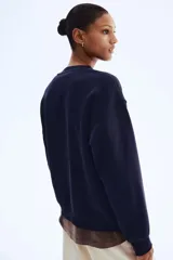 Buzo azul marino de corte oversized con cuello redondo ribeteado acanalado y diseño de texto blanco estampado en el frente que dice 'Paris 64 Sports Club'. Modelo con hombros caídos y remate acanalado en puños y bajo. Interior cepillado suave.