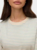 Remera de manga corta con hombros caídos y cuello redondo, confeccionada en tejido de punto de algodón orgánico con diseño de rayas horizontales.
