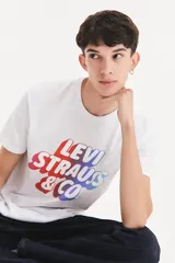 Remera blanca de algodón con cuello redondo y estampado frontal con el logo de Levi Strauss & Co. en degradé de rojo a azul.