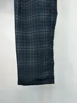 Mono enterito de cuadrillé azul y negro con breteles regulables con hebillas metálicas.