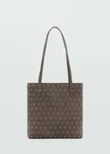 Bolso tipo tote de tamaño pequeño, confeccionado en piel bovina color marrón con diseño troquelado de ojales metálicos en toda su superficie. Cuenta con doble asa de hombro y forro interior de poliéster.