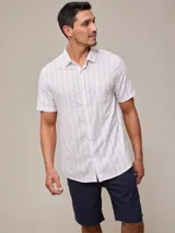 Camisa de manga corta para hombre, confeccionada en algodón con diseño a rayas verticales finas.