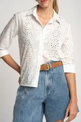 Camisa blanca de algodón con bordado calado tipo broderie, corte recto, cuello camisero y mangas 3/4.