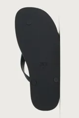 Sandalia de goma color negro, de diseño plano y tiras delgadas en el empeine estilo ojota.